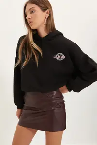 TRENDYOLMİLLA Black Back Print Detailed Hooded Thick Fleece Inside Knitting Sweatshirt - Image 2