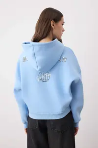 TRENDYOLMİLLA Light Blue Back Print Detailed Hooded Thick Fleece Lined Knitting Sweatshirt - Image 4
