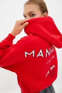 TRENDYOLMİLLA Red Back Print Detailed Hooded Thick Fleece Inside Knitting Sweatshirt - Image 2