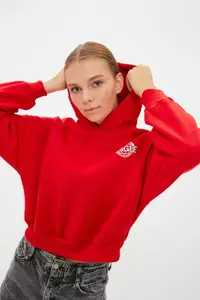 TRENDYOLMİLLA Red Back Print Detailed Hooded Thick Fleece Inside Knitting Sweatshirt - Image 3
