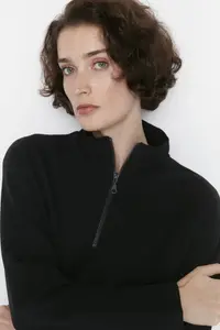 TRENDYOLMİLLA Black Thessaloniki/Knitwear look Zippered Collar Regular/Normal Pattern Knitting Sweatshirt - Image 5