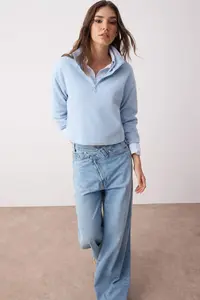 TRENDYOLMİLLA Mavi Thessaloniki/Knitwear look Zippered Collar Regular/Normal Pattern Knitting Sweatshirt - Image 2