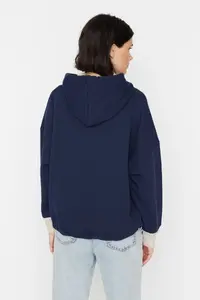 TRENDYOLMİLLA Navy Blue Thick Fleece Lined Knitwear Tape Detailed Hooded Knitting Sweatshirt - Image 7
