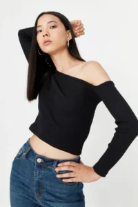 TRENDYOLMİLLA Black Fitted Asymmetric Collar off shoulder Ribbed Flexible Knitting Blouse - Image 2
