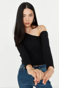 TRENDYOLMİLLA Black Fitted Asymmetric Collar off shoulder Ribbed Flexible Knitting Blouse - Image 3
