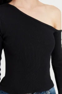 TRENDYOLMİLLA Black Fitted Asymmetric Collar off shoulder Ribbed Flexible Knitting Blouse - Image 4