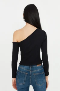 TRENDYOLMİLLA Black Fitted Asymmetric Collar off shoulder Ribbed Flexible Knitting Blouse - Image 5