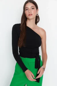 TRENDYOLMİLLA Black Fitted Binding Detailed Single Arm Crop Flexible Knitting Blouse - Image 5