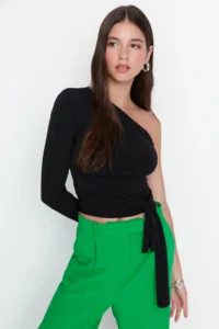 TRENDYOLMİLLA Black Fitted Binding Detailed Single Arm Crop Flexible Knitting Blouse - Image 6