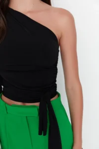 TRENDYOLMİLLA Black Fitted Binding Detailed Single Arm Crop Flexible Knitting Blouse - Image 7