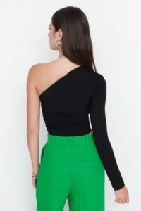 TRENDYOLMİLLA Black Fitted Binding Detailed Single Arm Crop Flexible Knitting Blouse - Image 9