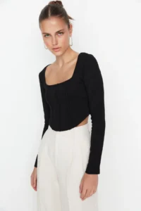 TRENDYOLMİLLA Black Piping Detailed Square Neck Fitted Crop interlock Knitting Blouse
