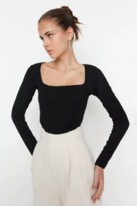 TRENDYOLMİLLA Black Piping Detailed Square Neck Fitted Crop interlock Knitting Blouse - Image 2