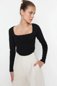 TRENDYOLMİLLA Black Piping Detailed Square Neck Fitted Crop interlock Knitting Blouse - Image 4