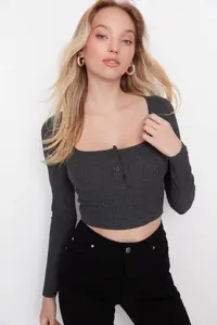 TRENDYOLMİLLA Anthracite Button Detailed Square Neck Fitted Ribbed Flexible Crop Knitting Blouse - Image 2