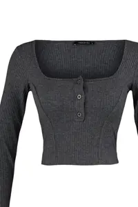 TRENDYOLMİLLA Anthracite Button Detailed Square Neck Fitted Ribbed Flexible Crop Knitting Blouse - Image 7