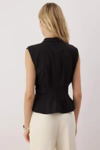 TRENDYOLMİLLA Black Crew Neck Sleeveless Weaving Blouse - Image 4