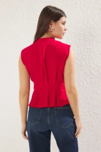 TRENDYOLMİLLA Rejection Weaving Crew Neck Sleeveless Blouse - Image 5