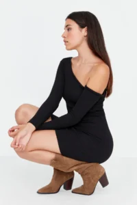 TRENDYOLMİLLA Black Fitted Asymmetric Collar off shoulder Mini Ribbed Flexible Knitting Pen Dress - Image 3