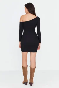 TRENDYOLMİLLA Black Fitted Asymmetric Collar off shoulder Mini Ribbed Flexible Knitting Pen Dress - Image 5