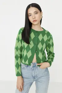 TRENDYOLMİLLA Green Crop Knitwear Cardigan - Image 2