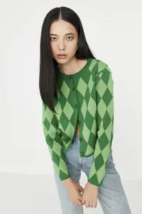 TRENDYOLMİLLA Green Crop Knitwear Cardigan - Image 3