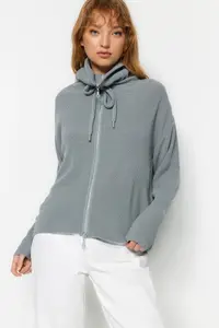 TRENDYOLMİLLA Gray Wide Pattern Zipper Detailed Knitwear Cardigan - Image 3
