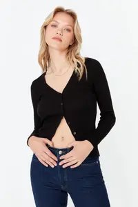 TRENDYOLMİLLA Black Basic V-neck Knitwear Cardigan Knitwear Cardigan - Image 2