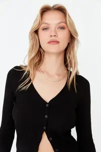 TRENDYOLMİLLA Black Basic V-neck Knitwear Cardigan Knitwear Cardigan - Image 3