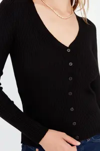 TRENDYOLMİLLA Black Basic V-neck Knitwear Cardigan Knitwear Cardigan - Image 4