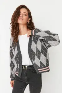 TRENDYOLMİLLA Gray Soft textured Baklava Patterned Knitwear Cardigan - Image 2