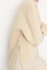 TRENDYOLMİLLA Beige Oversized/Wide Pattern Slit Detailed Thick Fleece Inside Knitting Sweatshirt - Image 8