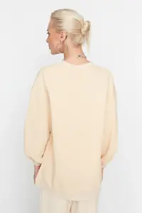 TRENDYOLMİLLA Beige Oversized/Wide Pattern Slit Detailed Thick Fleece Inside Knitting Sweatshirt - Image 9