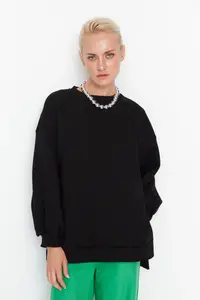 TRENDYOLMİLLA Black Oversized/Wide Pattern Slit Detailed Thick Fleece Inside Knitting Sweatshirt