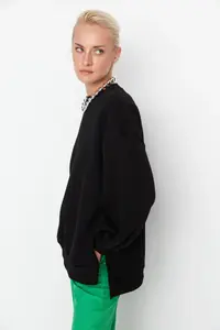 TRENDYOLMİLLA Black Oversized/Wide Pattern Slit Detailed Thick Fleece Inside Knitting Sweatshirt - Image 3