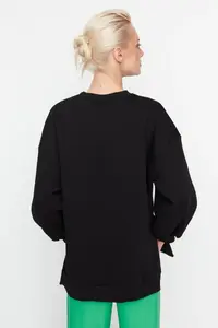 TRENDYOLMİLLA Black Oversized/Wide Pattern Slit Detailed Thick Fleece Inside Knitting Sweatshirt - Image 4