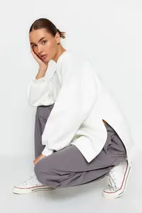 TRENDYOLMİLLA Ecru Oversized/Wide Pattern Slit Detailed Thick Fleece Inside Knitting Sweatshirt - Image 2