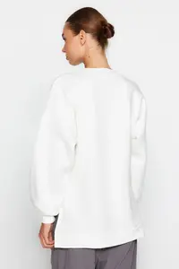 TRENDYOLMİLLA Ecru Oversized/Wide Pattern Slit Detailed Thick Fleece Inside Knitting Sweatshirt - Image 5