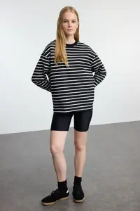 TRENDYOLMİLLA Black Striped Oversized/Wide Cut Crew Neck Thin Knitting Sweatshirt - Image 2