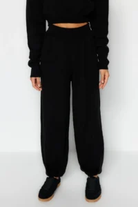 TRENDYOLMİLLA Black Super Crop Jogger Pants Knitwear Top and Bottom Set - Image 4