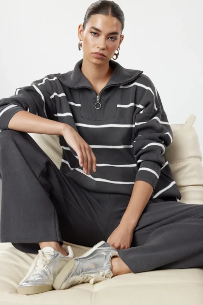 TWOAW24AU00025-GRAY_1