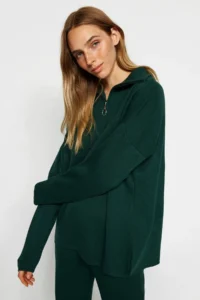 TRENDYOLMİLLA Emerald Green Wide Pattern Zippered Knitwear Top and Bottom Set - Image 2
