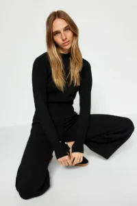 TRENDYOLMİLLA Black Crop Finger Detailed Knitwear Top and Bottom Set