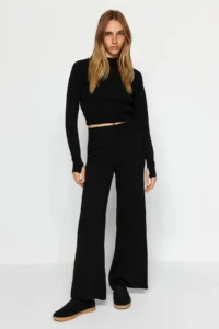 TRENDYOLMİLLA Black Crop Finger Detailed Knitwear Top and Bottom Set - Image 3