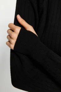 TRENDYOLMİLLA Black Crop Finger Detailed Knitwear Top and Bottom Set - Image 4