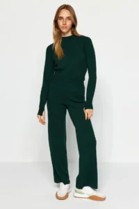 TRENDYOLMİLLA Emerald Green Crop Finger Detailed Knitwear Top and Bottom Set - Image 3