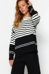 TRENDYOLMİLLA Black Wide Pattern Color Blocked Knitwear Top and Bottom Set - Image 2