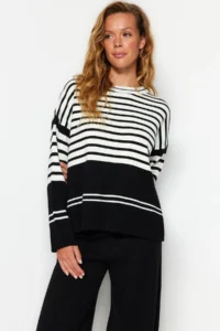 TRENDYOLMİLLA Black Wide Pattern Color Blocked Knitwear Top and Bottom Set - Image 3