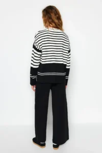 TRENDYOLMİLLA Black Wide Pattern Color Blocked Knitwear Top and Bottom Set - Image 5