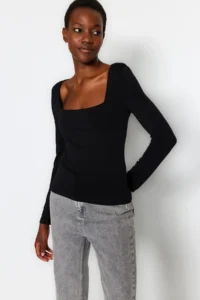 TRENDYOLMİLLA Black Cotton Flexible Square Neck Fitted Knitting Blouse - Image 2